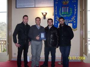 il sindaco Morello coi ragazzi dell' associazione GrayHats-1 Il sindaco Morello con i ragazzi dell'associazione GrayHats-1